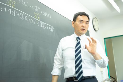 伊藤聡先生授業風景｜少人数定員制医学部専門予備校メディカルコネクト｜学校法人｜一橋学院｜新宿区高田馬場