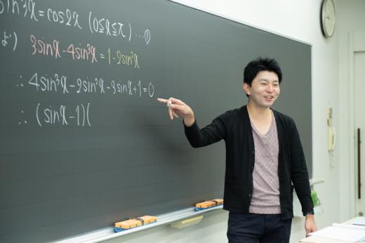 宮内正先生授業風景｜少人数定員制医学部専門予備校メディカルコネクト｜学校法人｜一橋学院｜新宿区高田馬場