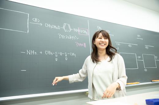 立脇香奈先生の授業風景｜少人数定員制医学部専門予備校メディカルコネクト｜学校法人｜一橋学院｜新宿区高田馬場